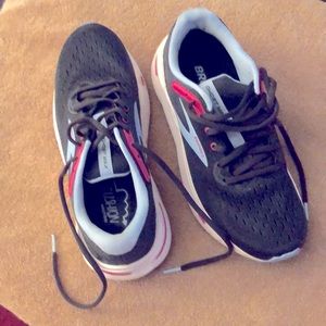 Brooks ladies sneakers size 7.5